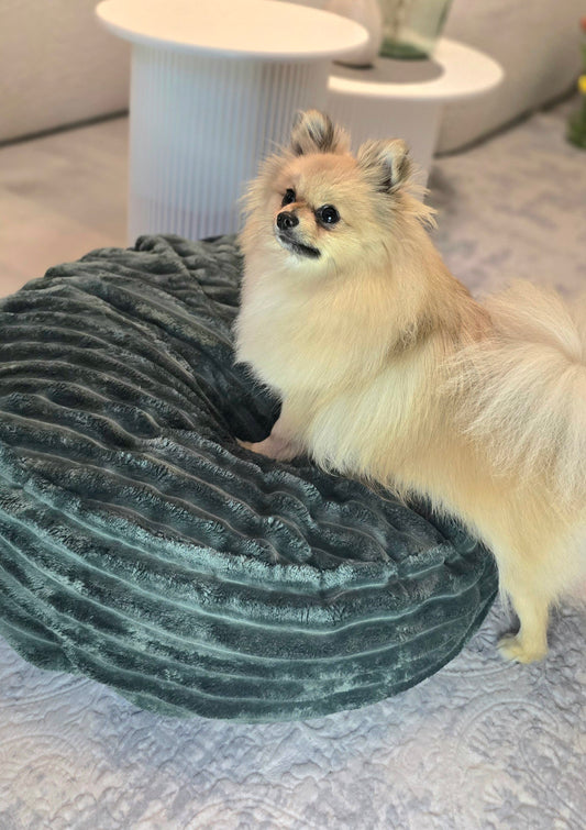 Pufka welurowo- sztruksowa w kolorze butelkowej zieleni, legowisko