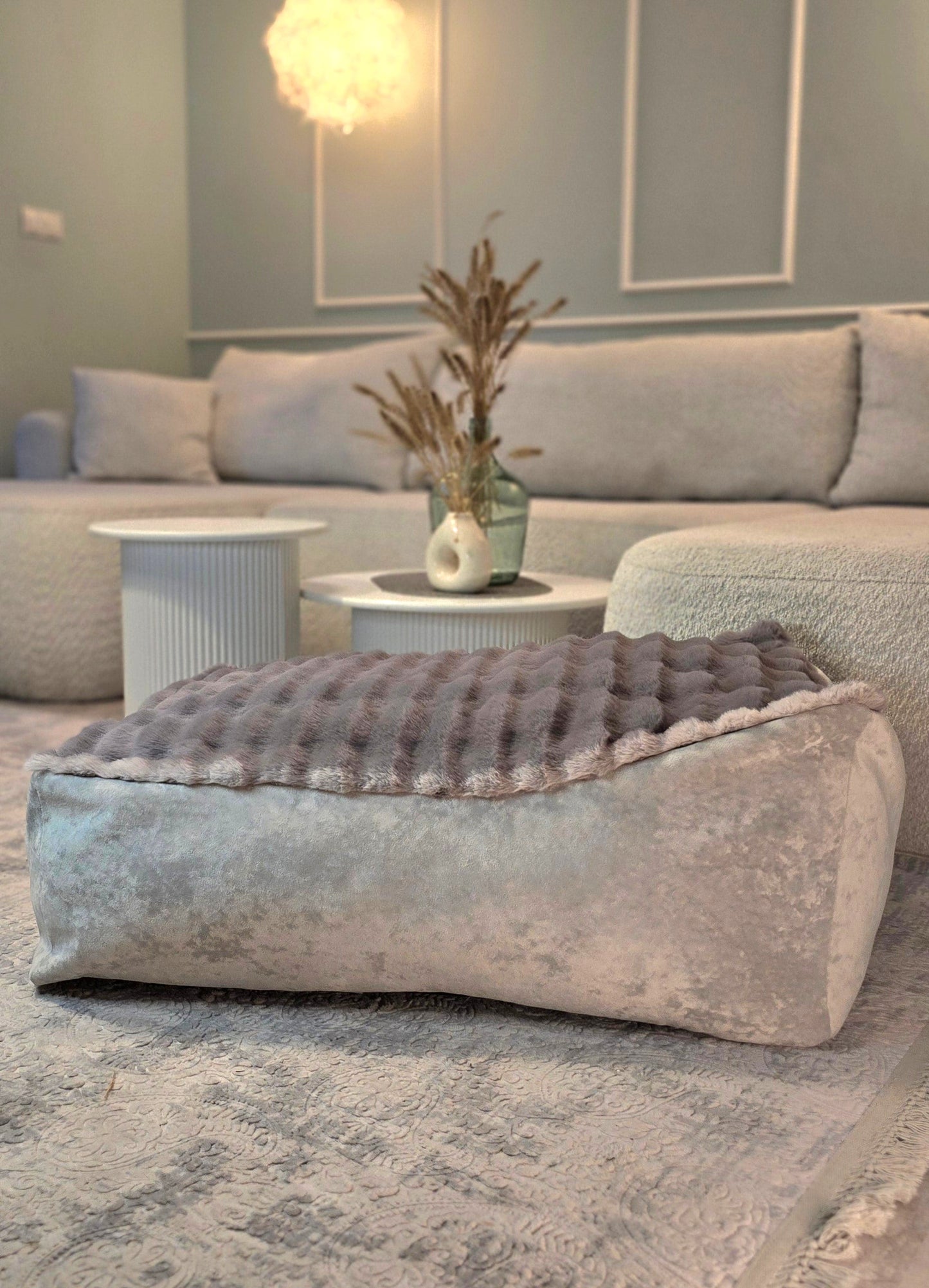 Leżanka dla psa w odcieniach szarości z futerkiem bubble, legowisko dla psa