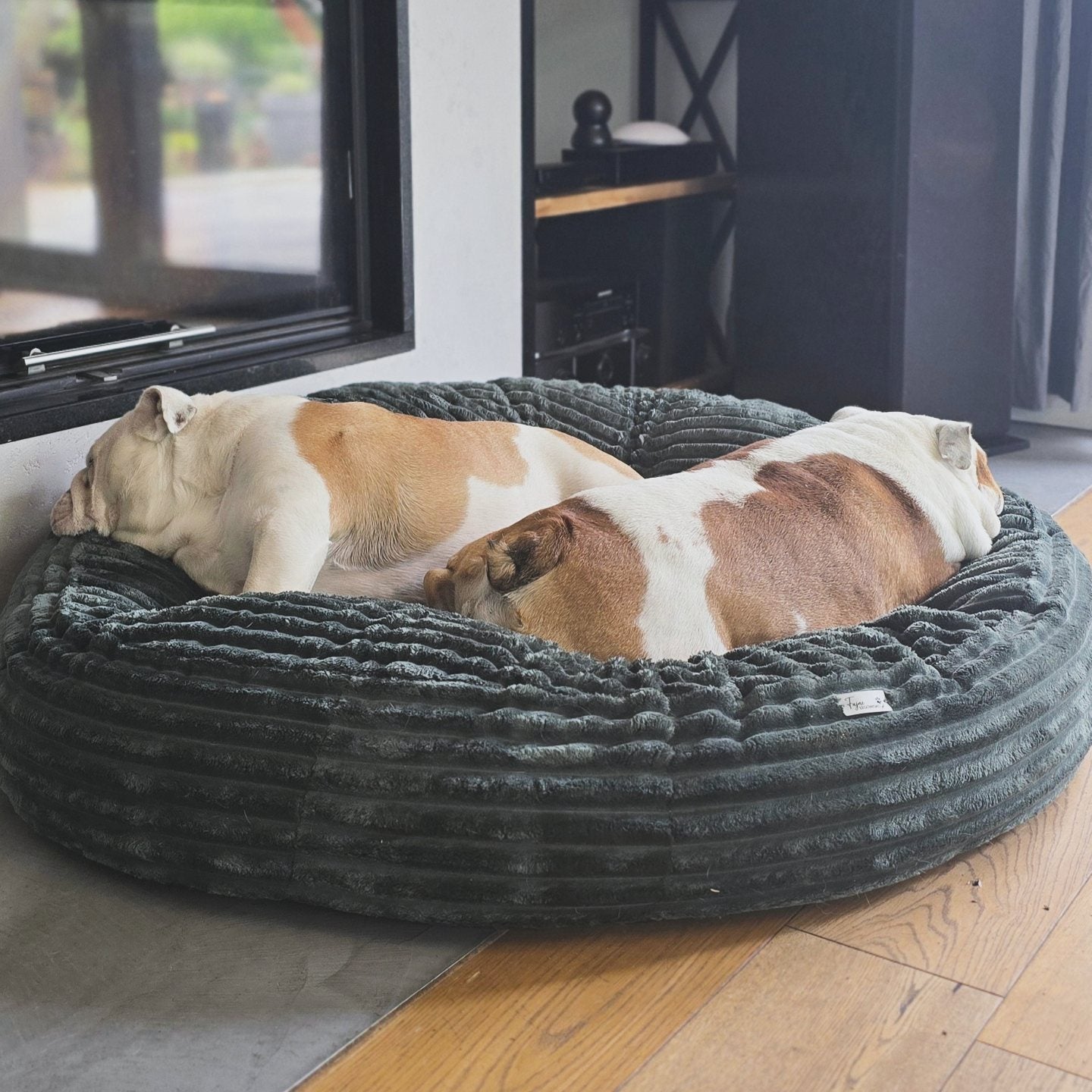 Pufka sztruksowo-welurowa w kolorze butelkowej zieleni, legowisko