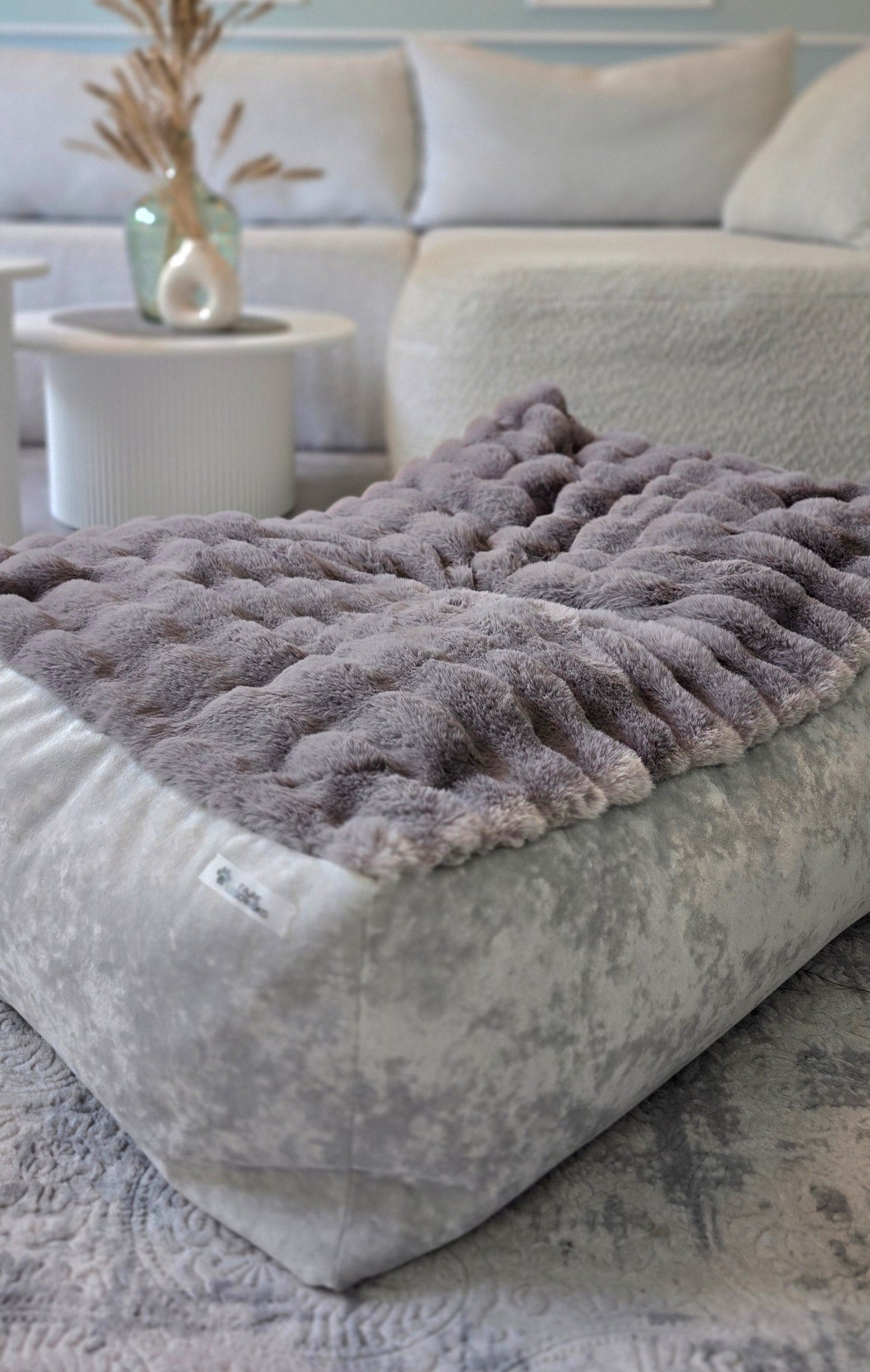 Leżanka dla psa w odcieniach szarości z futerkiem bubble, legowisko dla psa