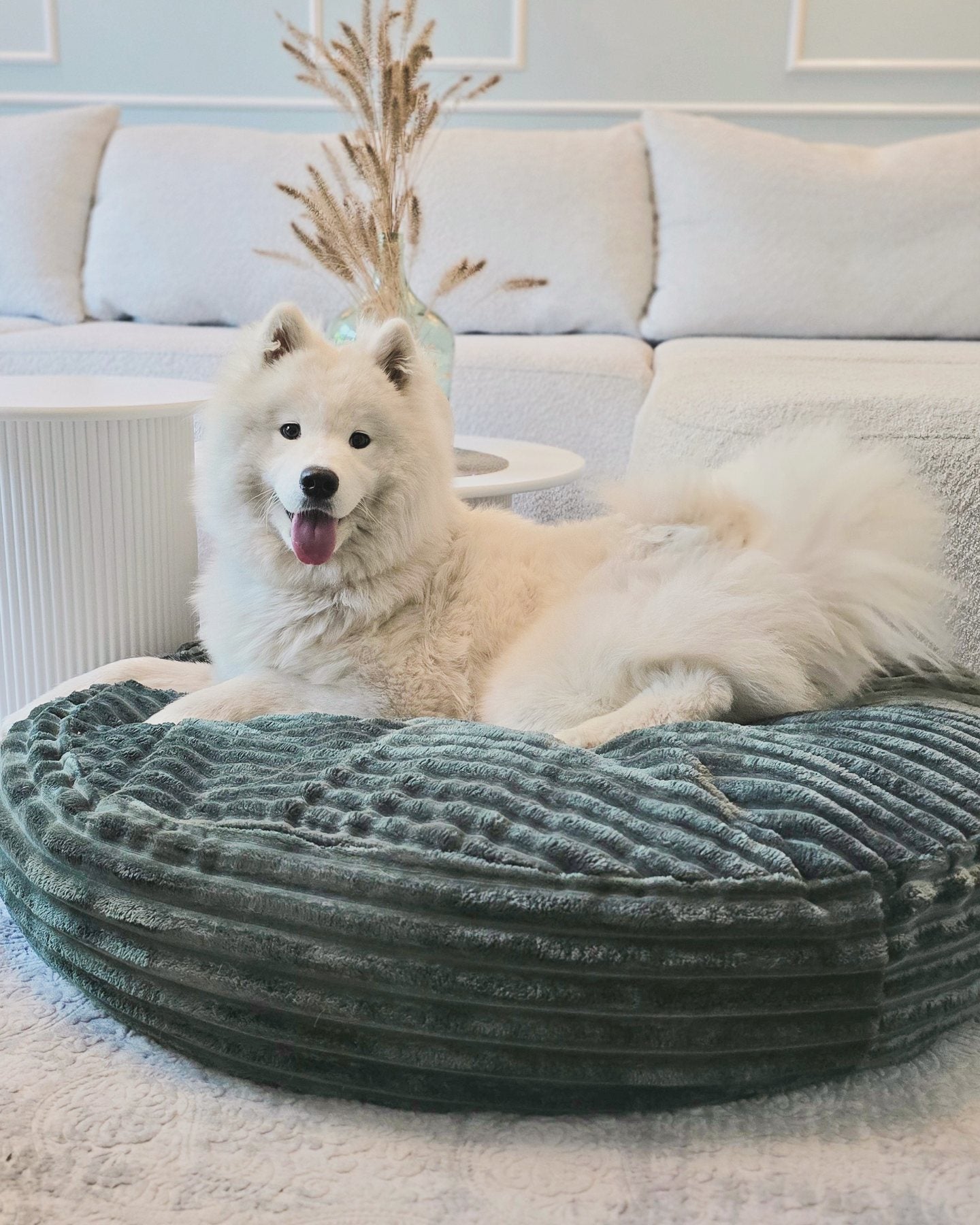 Pufka sztruksowo-welurowa w kolorze butelkowej zieleni, legowisko