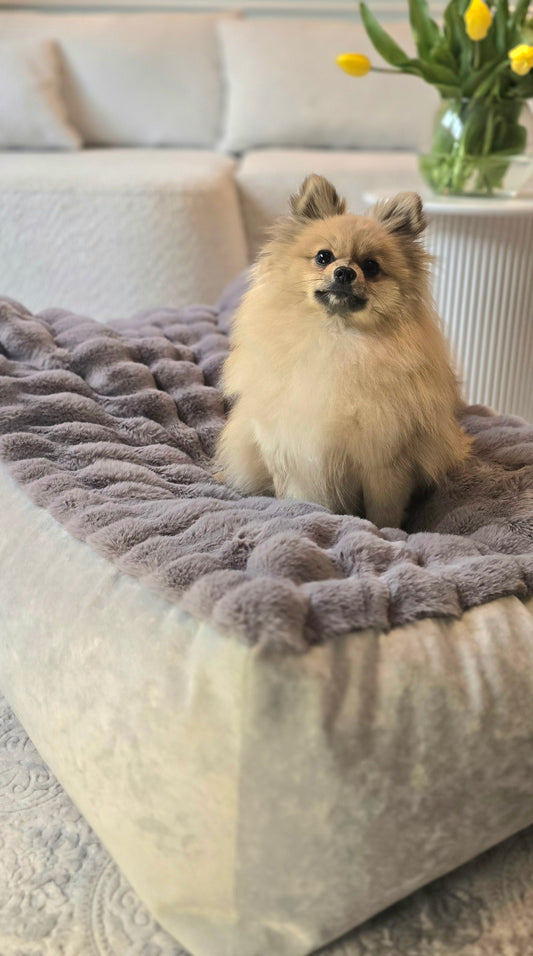 Leżanka dla psa w odcieniach szarości z futerkiem bubble, legowisko dla psa