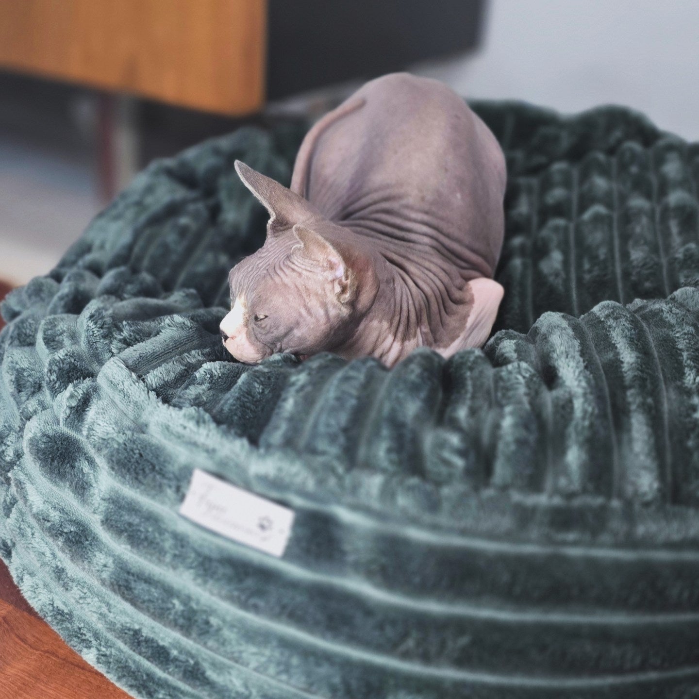 Pufka welurowo- sztruksowa w kolorze butelkowej zieleni, legowisko