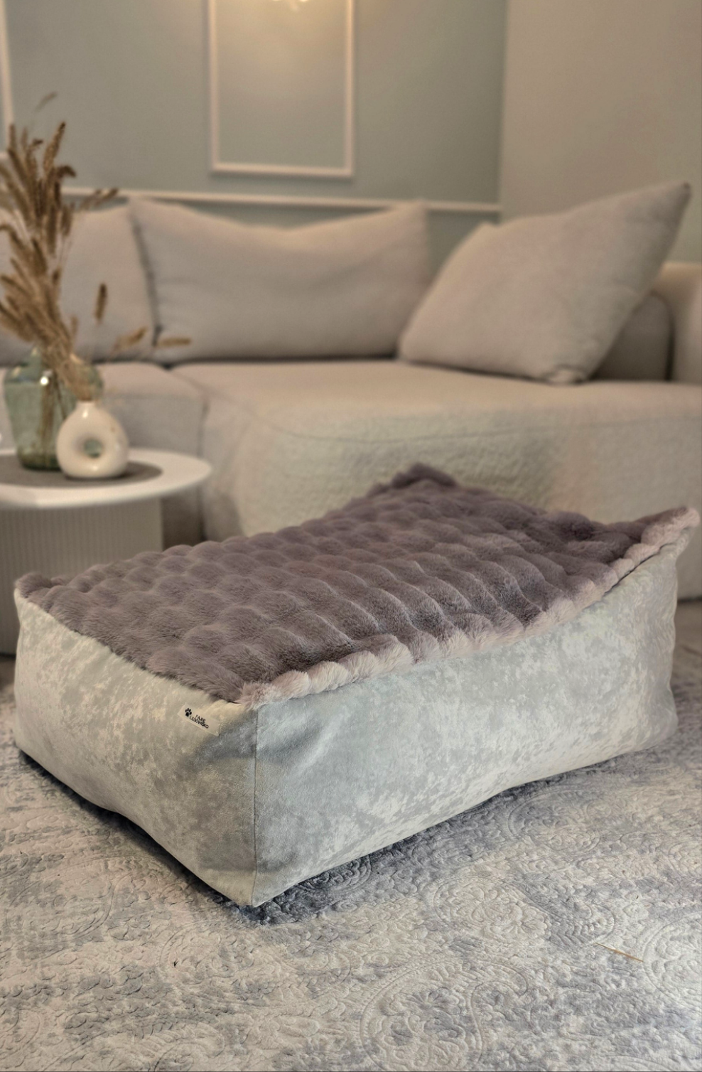 Leżanka dla psa w odcieniach szarości z futerkiem bubble, legowisko dla psa
