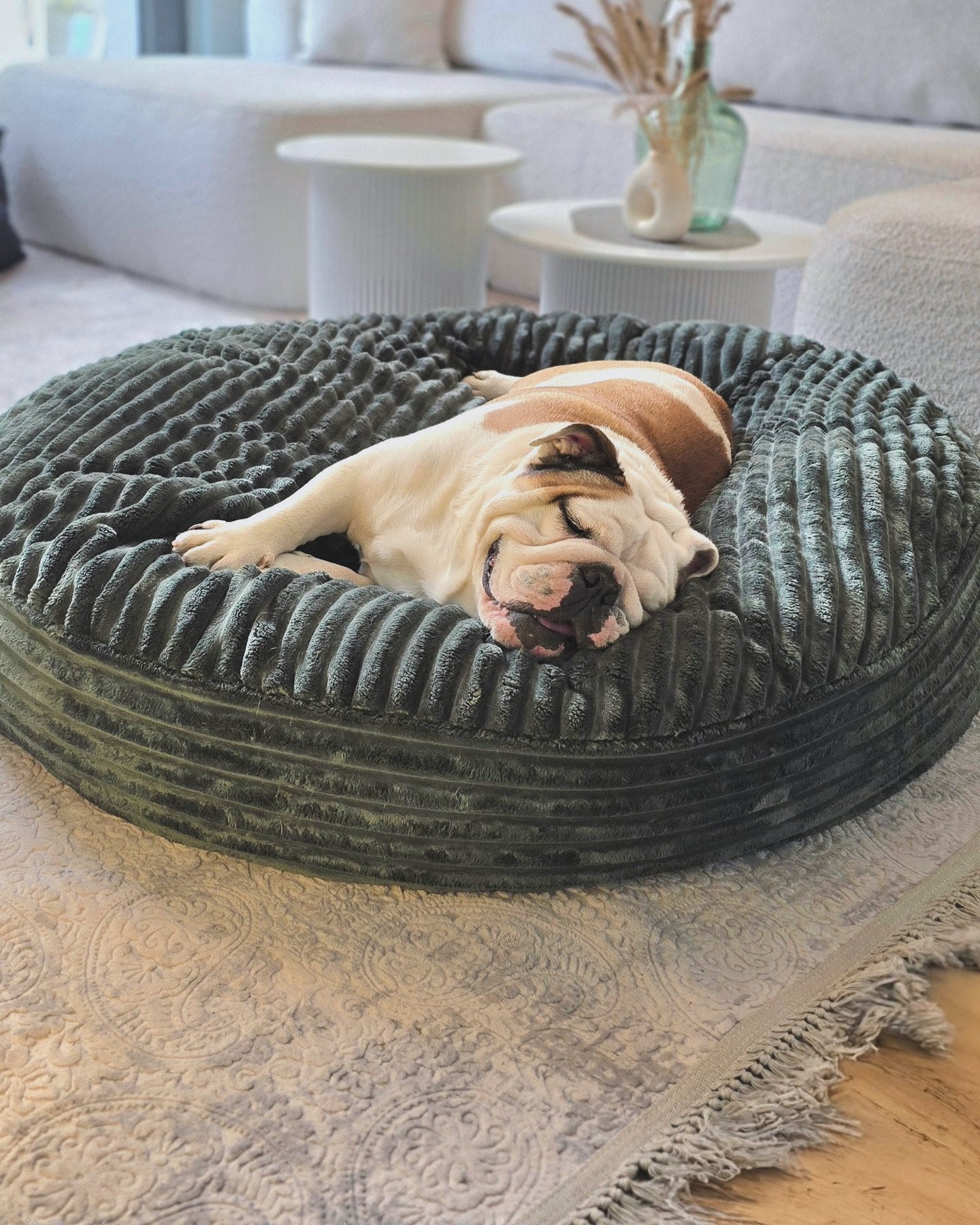 Pufka sztruksowo-welurowa w kolorze butelkowej zieleni, legowisko