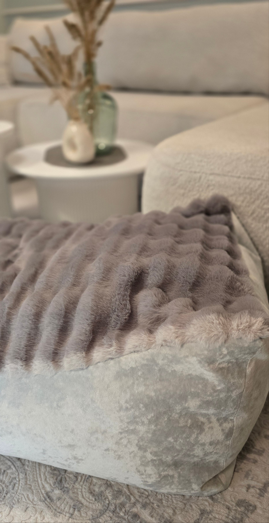 Leżanka dla psa w odcieniach szarości z futerkiem bubble, legowisko dla psa