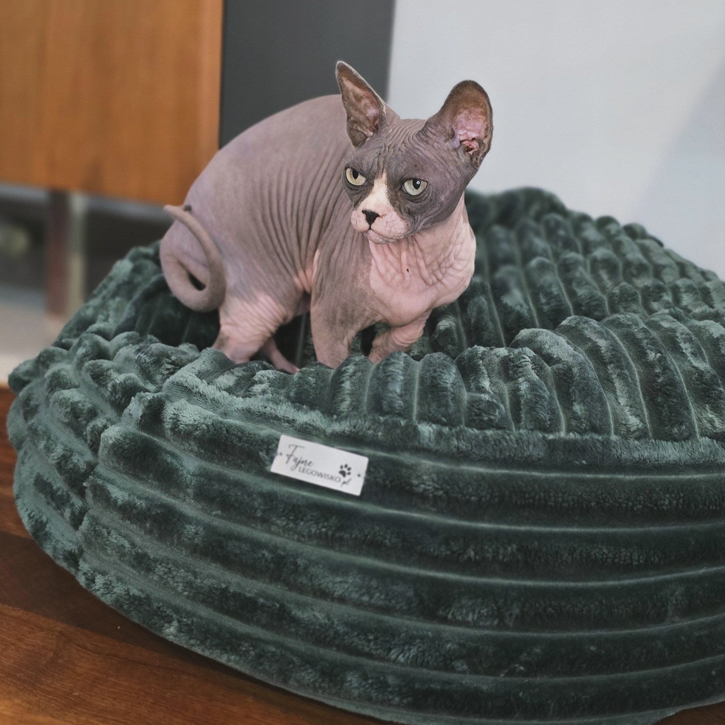 Pufka welurowo- sztruksowa w kolorze butelkowej zieleni, legowisko