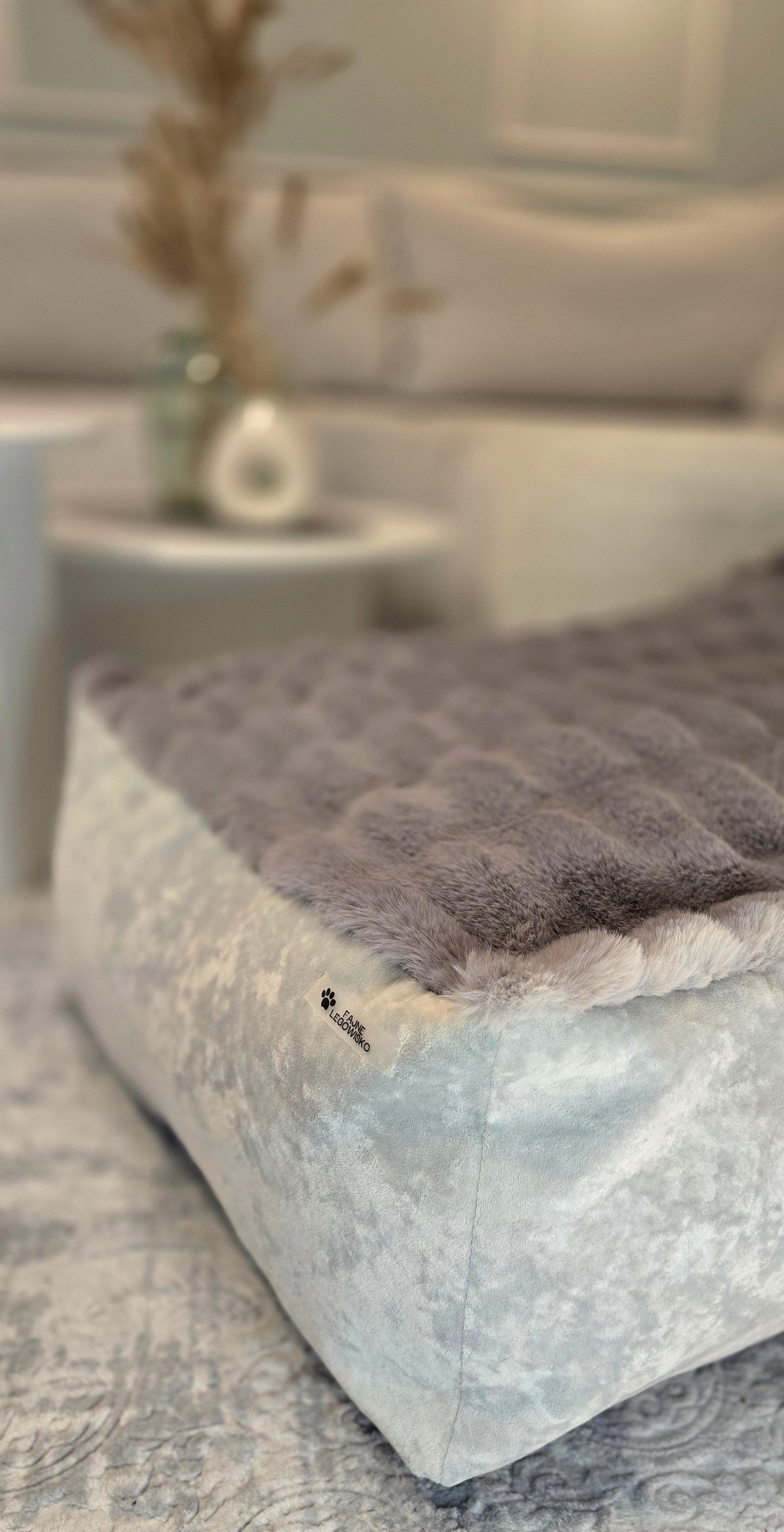 Leżanka dla psa w odcieniach szarości z futerkiem bubble, legowisko dla psa